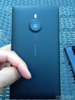 Το Lumia 1520 Εμφανίζεται Δίπλα Στο Xperia Z